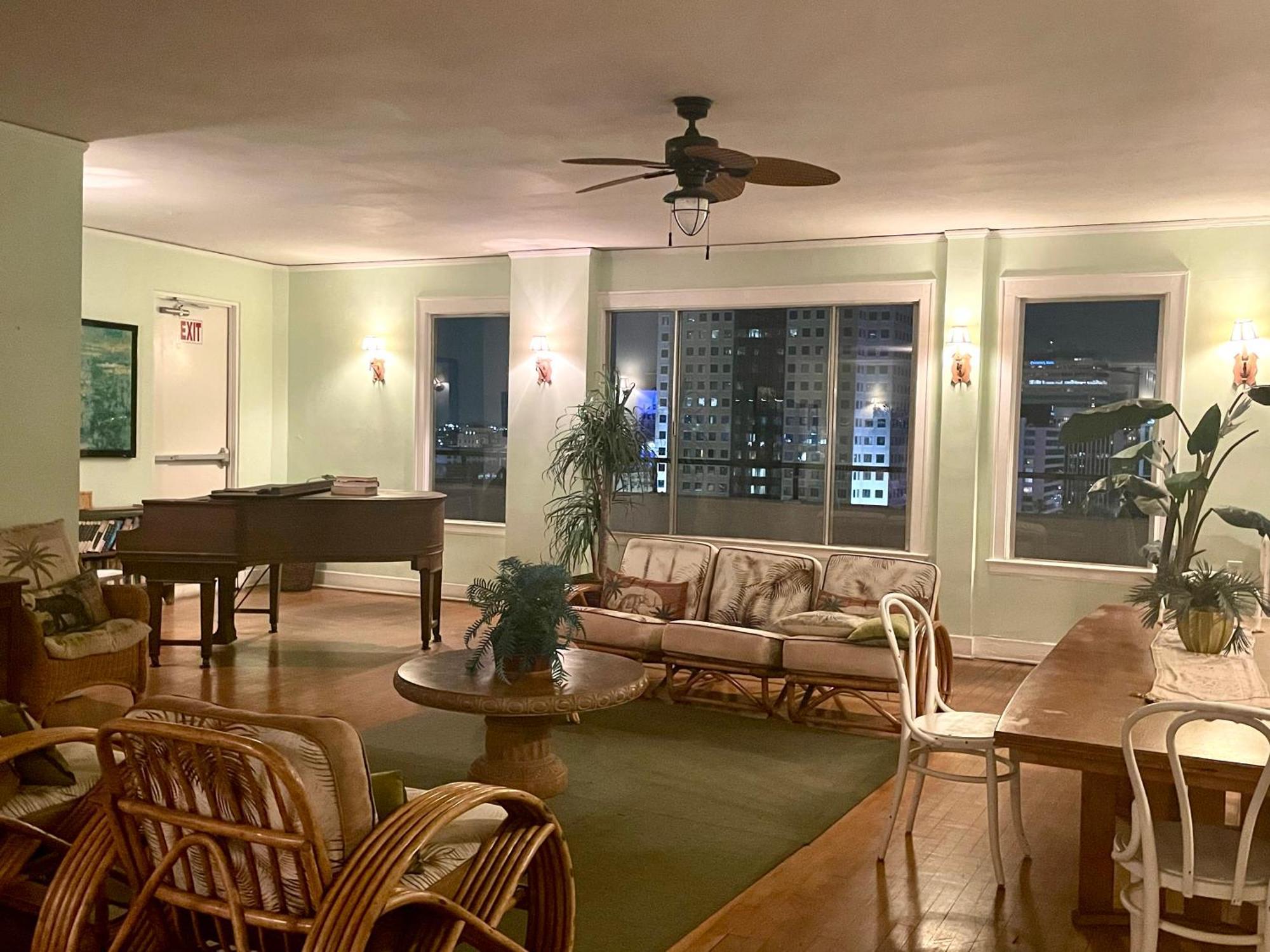 Your Penthouse Ocean View With Lights And Queen Mary Too